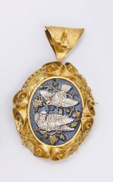 null Pendentif en or jaune orné de micro-mosaïques à motif de colombes
Fin XIXe siècle.
P. 16...