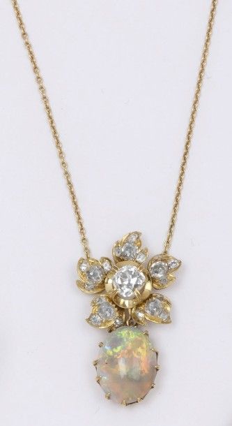 null Collier en or jaune orné d’un motif fleur serti de diamants de taille ancienne...