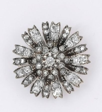 null Broche «Fleur» en or jaune et argent ornée de diamants de taille ancienne dont...