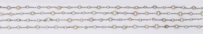 null Long sautoir en or gris orné de perles fines.
P. brut: 46,2 g.