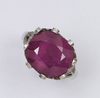 null Bague en platine ornée d’un rubis taillé en coussin sur un panier à décor de...