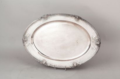 null Deux plats ovales en métal argenté, l’un à filets et contours, l’autre, bordé...
