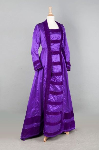 Une robe à traîne en satin et velours violet,...