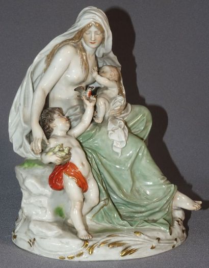 MEISSEN 

Mère allaitant et ses deux enfants

Groupe en porcelaine polychrome

Marque...