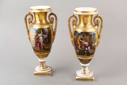 null Paire de vases à anses en porcelaine à fond or, décor de personnages dans des...