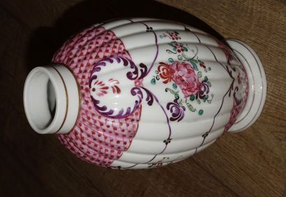 PARIS, Manufacture de SAMSON 

Paire de vases ovoïdes cannelés en porcelaine à décor...