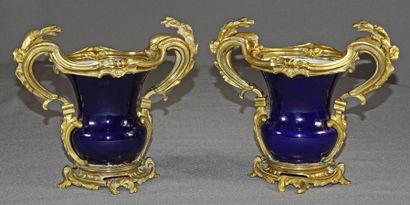 null Paire de vases en porcelaine à fond bleu, la monture bronze ciselé et doré à...