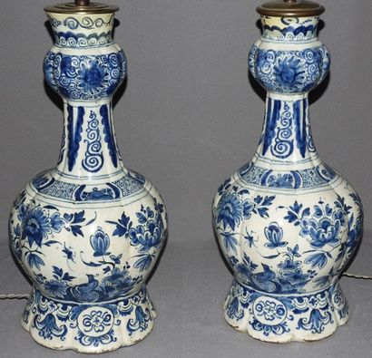 DELFT 

Paire de vases en faïence à décor floral en camaïeu bleu.

XVIIIème (accident...