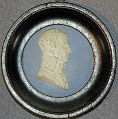 null Deux médaillons en bas-relief en biscuit blanc sur fond bleu représentant Bonaparte...