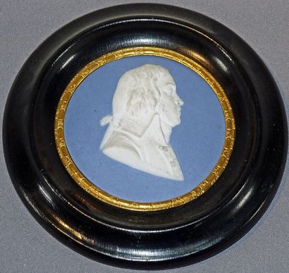 null Deux médaillons en bas-relief en biscuit blanc sur fond bleu représentant Bonaparte...
