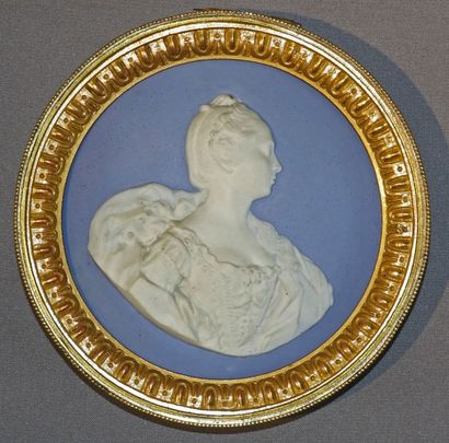 null Médaillon en bas-relief en biscuit blanc sur fond bleu représentant Madame Adélaïde,...