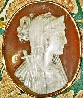 null Camée coquille ovale représentant un profil de femme en buste drapée à l’antique,...