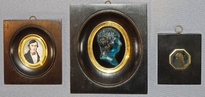 null Trois miniatures : 

Une en verre églomisé noir et or de forme octogonale représentant...