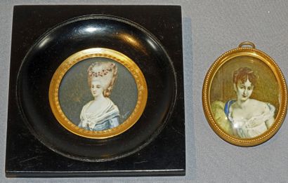 null Deux miniatures sur ivoire : 

L’une ronde représentant une femme en robe bleue,...
