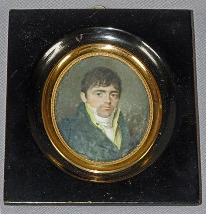 null Miniature ovale sur ivoire : Portrait d’homme au gilet jaune. 

Vers 1800 (traces...