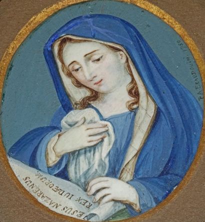 null Miniature ovale sur ivoire Portrait de la Vierge Marie en buste lisant l’inscription...