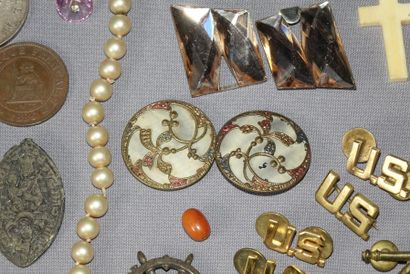 null Lot de bijoux fantaisie, pièces de monnaie et médailles : colliers, boucles...