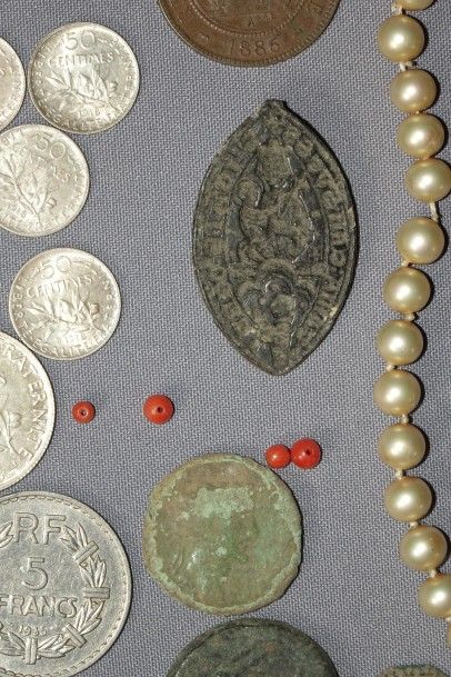 null Lot de bijoux fantaisie, pièces de monnaie et médailles : colliers, boucles...