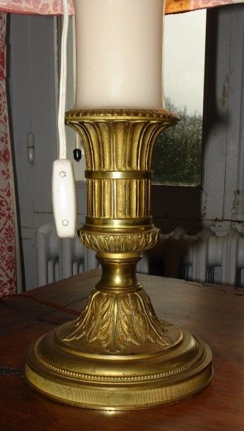 null Pied de lampe en bronze doré à décor de feuilles d'acanthe, cannelures, rangs...