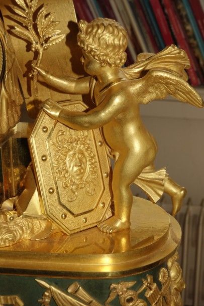 null Pendule en bronze ciselé et doré et bronze patiné, commémorant la bataille d’Austerlitz...