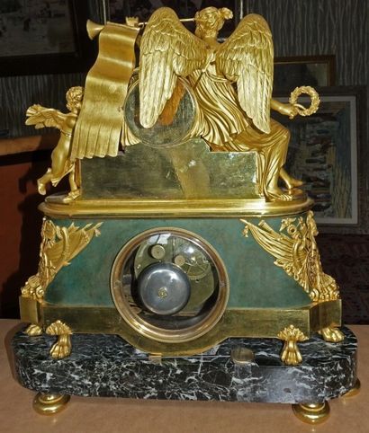 null Pendule en bronze ciselé et doré et bronze patiné, commémorant la bataille d’Austerlitz...