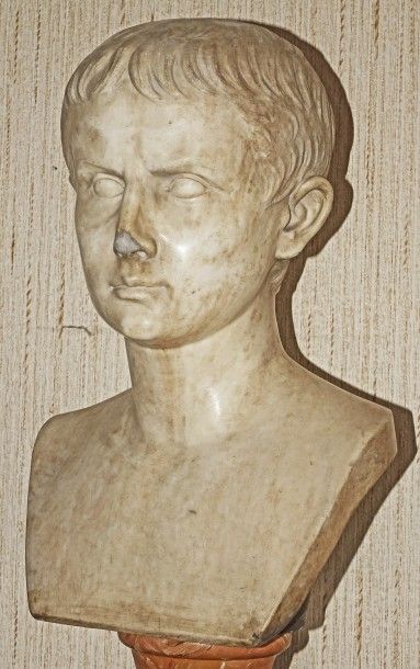 null Buste d'empereur romain, en marbre blanc (restauration au nez). 

Haut. : 41...
