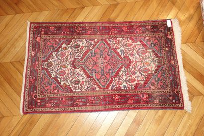 Petit tapis persan à décor stylisé polychrome...