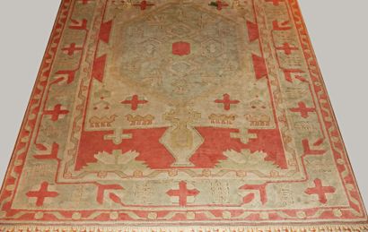 null Grand tapis d’Orient à décor de chameaux, de motifs cruciformes et motifs stylisés,...