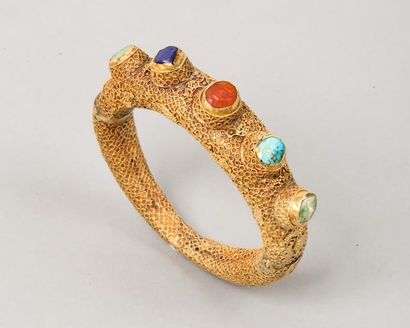 null Bracelet jonc en or jaune filigranné. Cabochons de pierre de couleurs.
Iran,...