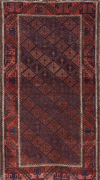 null Tapis Beloutch, Iran.
An antique Baluchi rug
Décor composé d'un semis de motifs...