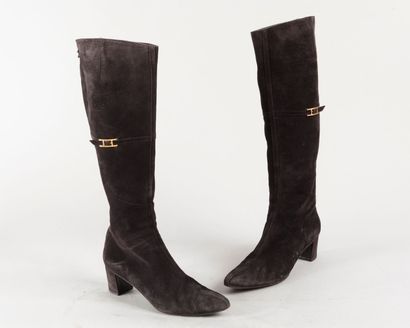 HERMES Paris made in Italy 

*Paire de bottes zippées en daim noir, talons recouverts...