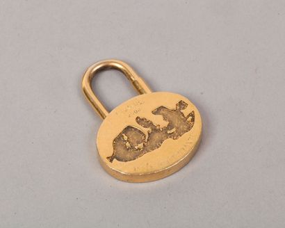HERMES Paris made in France année 2003 Porte clefs en métal doré «Année de la méditerranée»....