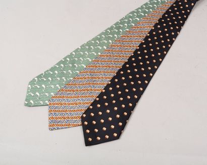 HERMÈS Paris made in France 

*Lot de trois cravates en soie imprimée à motifs divers....