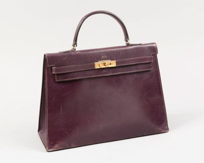 HERMES Paris 

*Sac «Kelly» 35cm en box cassis chiffré «SB», attaches et fermoir...