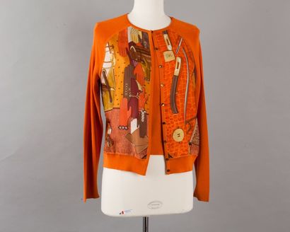 HERMES Paris 

*Twin-set en jersey de soie orange et soie imprimée d'après le carré...