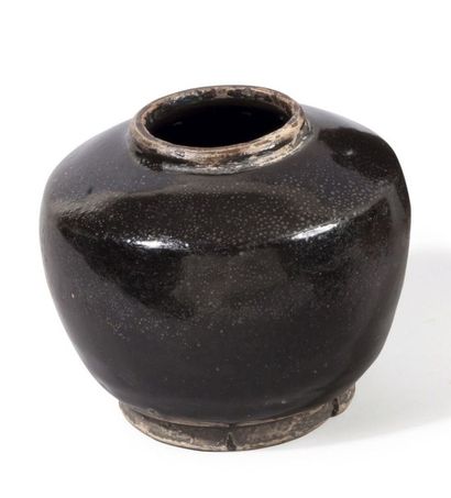 null Petite jarre globulaire à épaule plate à glaçure noire irisée.
Chine, XIII-XIVème...