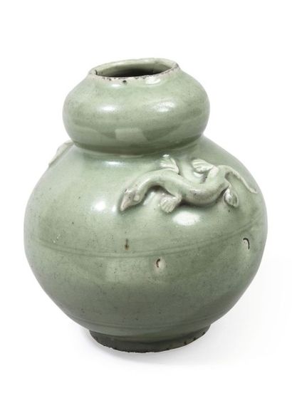 null Vase en forme de gourde en porcelaine et émail céladon type Longquan à décor...