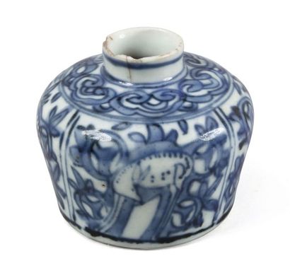 null Godet de peintre en porcelaine bleu blanc à décor de daims.
Chine, période Ming,...