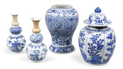 null Lot de quatre porcelaines bleu blanc comprenant: une potiche balustre, un pot...