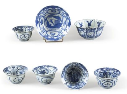 null Lot de sept bols en porcelaine bleu blanc à décor divers de daims, oiseaux,...