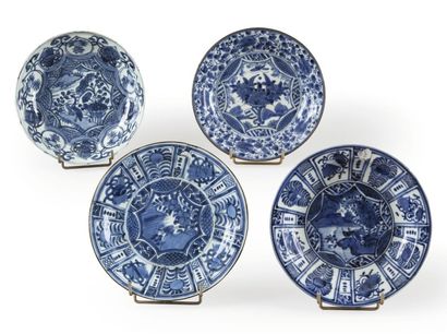 null Quatre assiettes en porcelaine bleu blanc à décor d’oiseaux, fleurs et végétaux,...