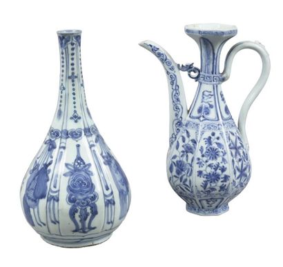 null Vase bouteille piriforme en porcelaine bleu blanc orné d’objets mobiliers dans...