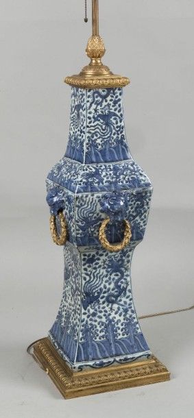 null Vase de type Fanggu en porcelaine blanche à décor en bleu sous couverte agencé...