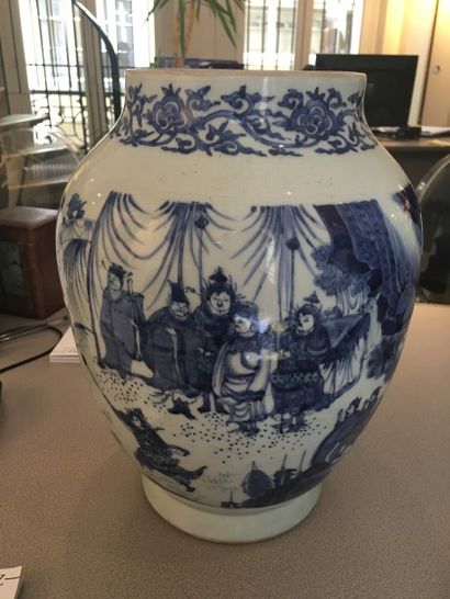 null Grand vase couvert en porcelaine bleu blanc à décor sous couverte de scènes...