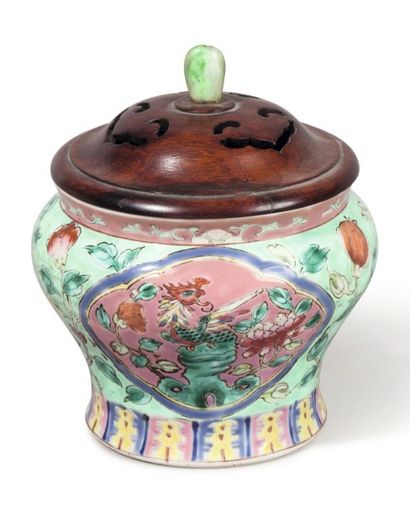 null Petite jarre Guan en porcelaine et émaux de la famille rose à décor de fohangs...