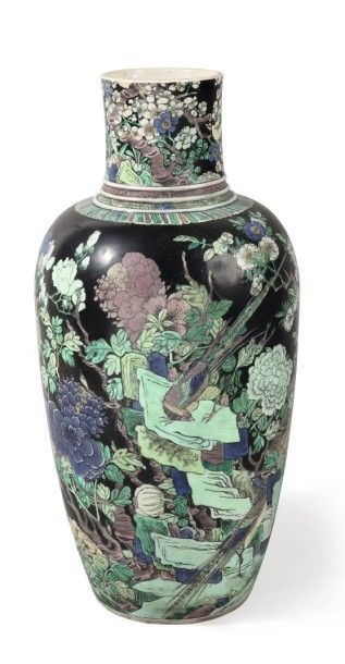 null Vase à col resserré en porcelaine émaillée noir à décor polychrome de fleurs....