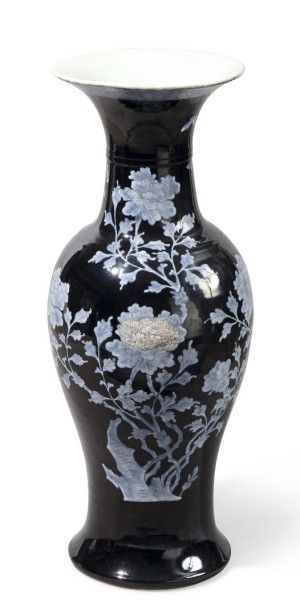 null Vase Yenyen en porcelaine à émail noir miroir à décor de prunus et pivoinniers...