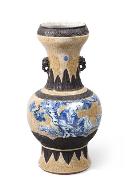 null Vase balustre en porcelaine à décor en bleu sous couverte sur fond craquelé...