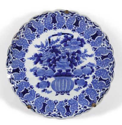 null Paire de grands plats polylobés en porcelaine d’Arita à décor en bleu sous couverte...