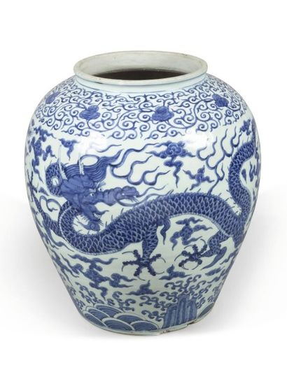 null Grande jarre en porcelaine blanche, à décor en bleu sous couverte de deux dragons...